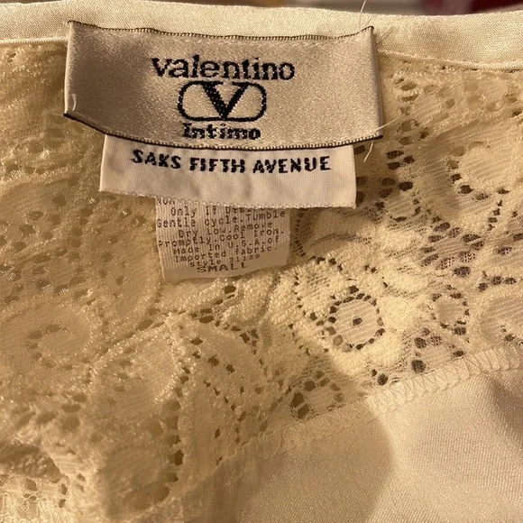 Robe, Valentino, ivory satin (poly) with lace. - Picture 9 of 11